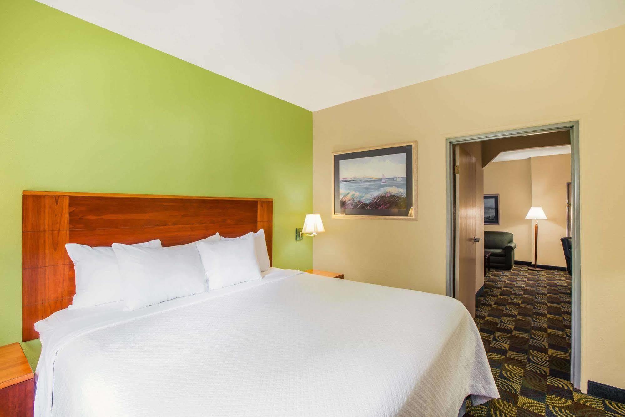 Days Inn & Suites By Wyndham Corpus Christi Central Esterno foto